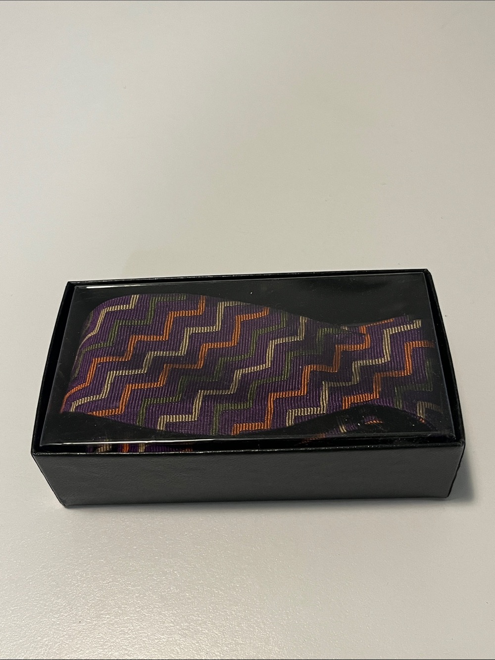NIB zigzag Patterned Bow Tie — Men's Formal Accessory